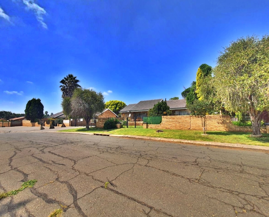 28 Bedroom Property for Sale in Kannoniers Park North West